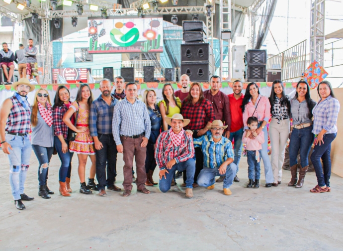 Escola Municipal Roberto Martins Magno brilha na abertura do maior São João da região, valorizando as tradições culturais locais